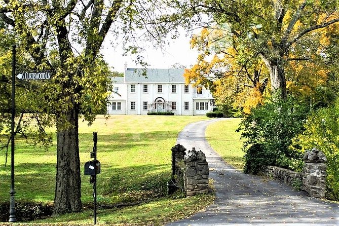 Nashville "Homes Of The Stars" Narrated Bus Tour with 30+ Celebrity Homes - The first stretch: downtown Nashville landmarks