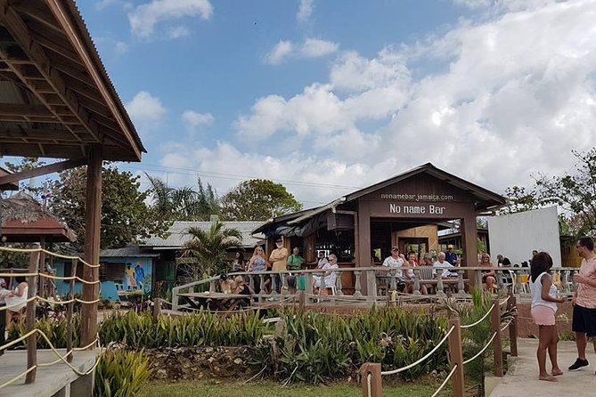 Negril One Love Bus Bar Crawl - The guide can shape the whole experience