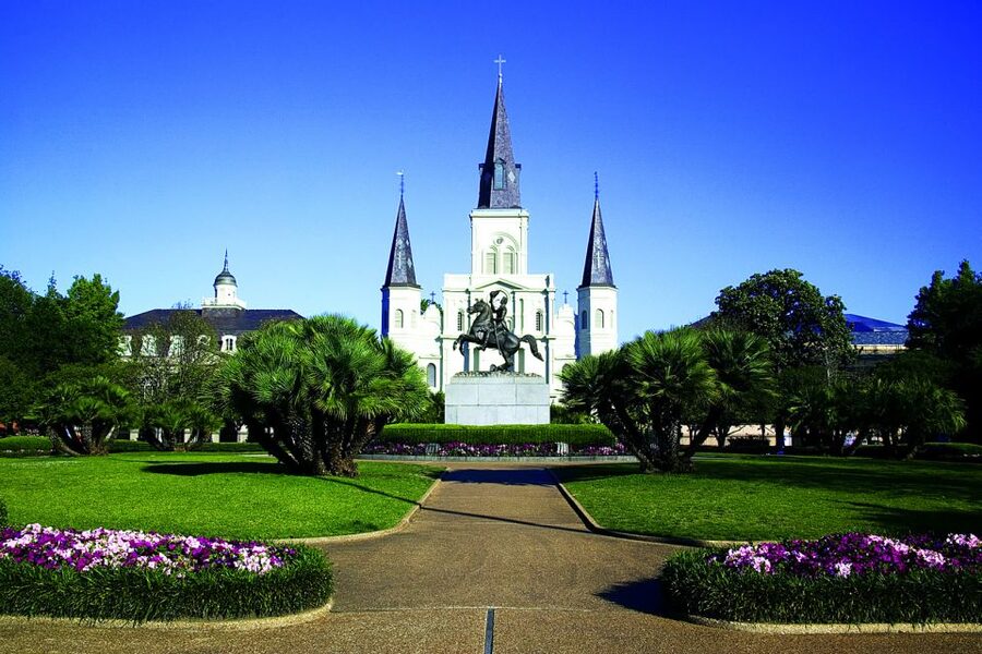 New Orleans: 2-Hour 15-Minute City and Cemetery Tour by Bus - The Garden District from the bus window