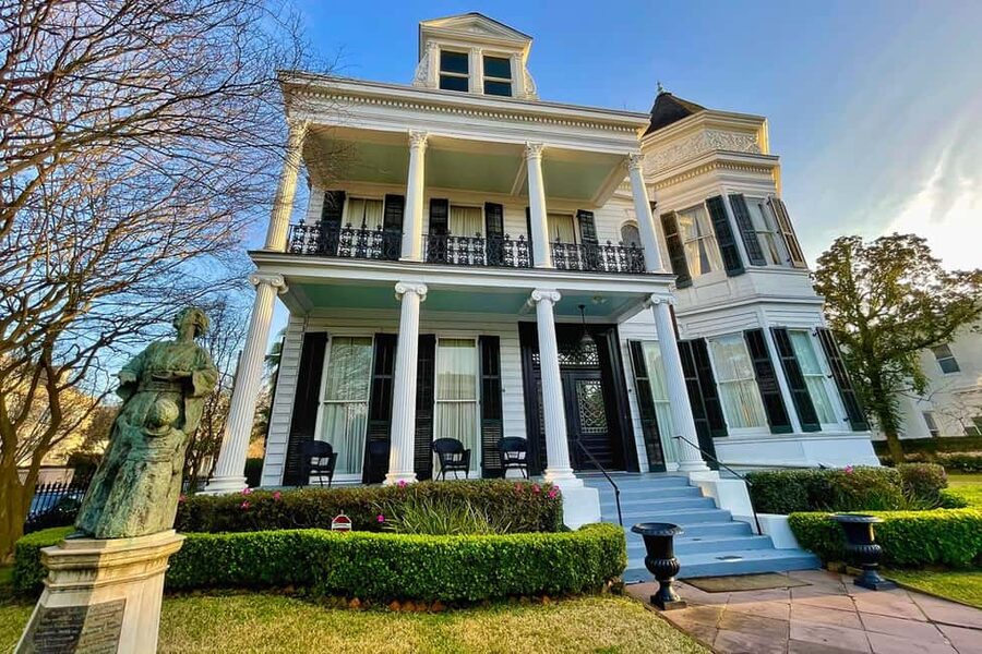 New Orleans: City and Cemetery Bus Tour Garden District Walk - What makes this New Orleans tour worth considering