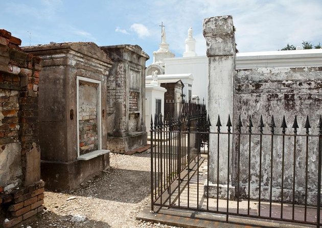New Orleans Dead of Night Ghosts and Cemetery Bus Tour - Key points at a glance