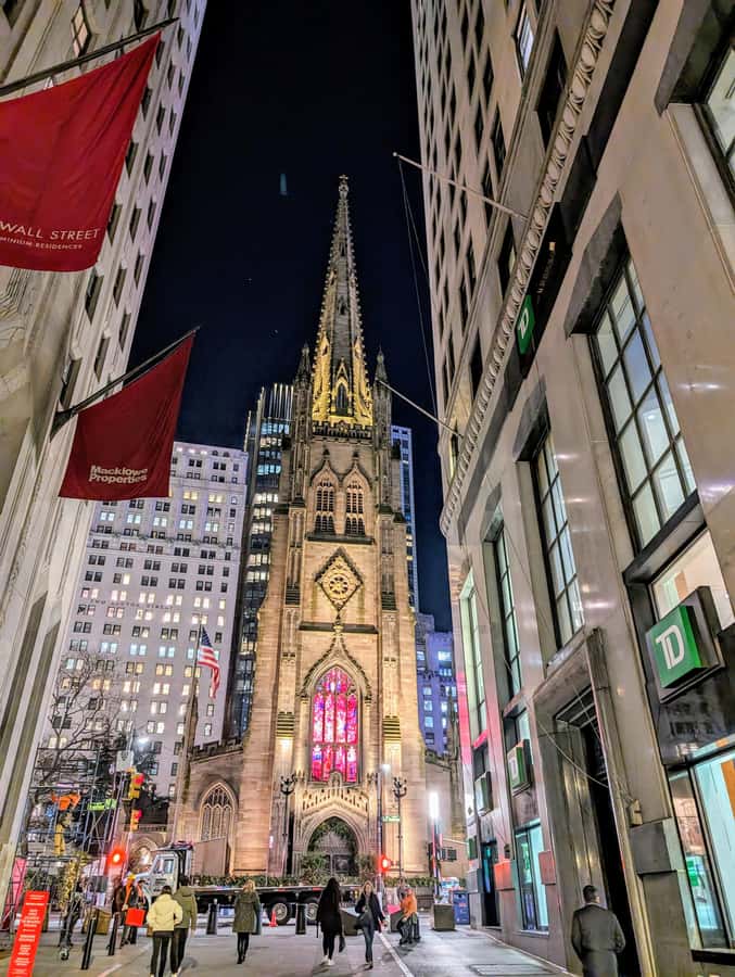 New York City: Guided Private Glass-Top Bus Tour at Night - Why the guides matter so much