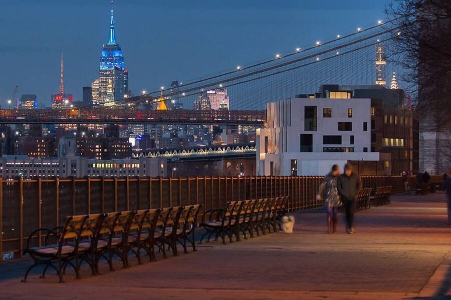 New York City: Night Skyline Bus Tour with Pizza Slice - Brooklyn Heights and its famous promenade