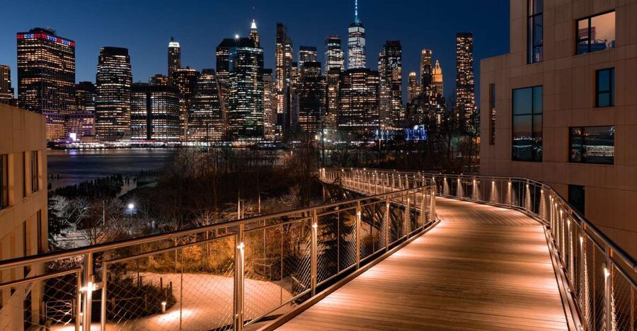 New York City: Night Skyline Bus Tour with Pizza Slice - Crossing Manhattan Bridge into Brooklyn