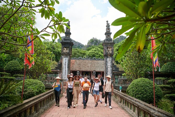 Ninh Binh Day Trip: Bai Dinh-Trang An-Mua Cave, Buffet, Boat, Bus - Buffet lunch before the river