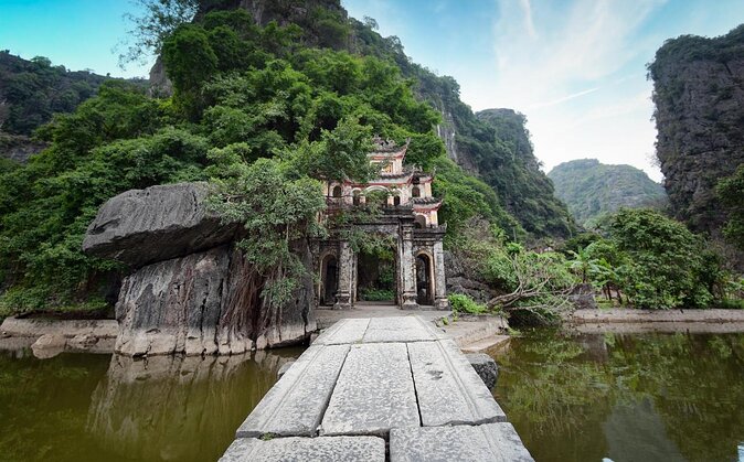 Ninh Binh Day Trip: Bai Dinh-Trang An-Mua Cave, Buffet, Boat, Bus - Bai Dinh Pagoda and its oversized scale