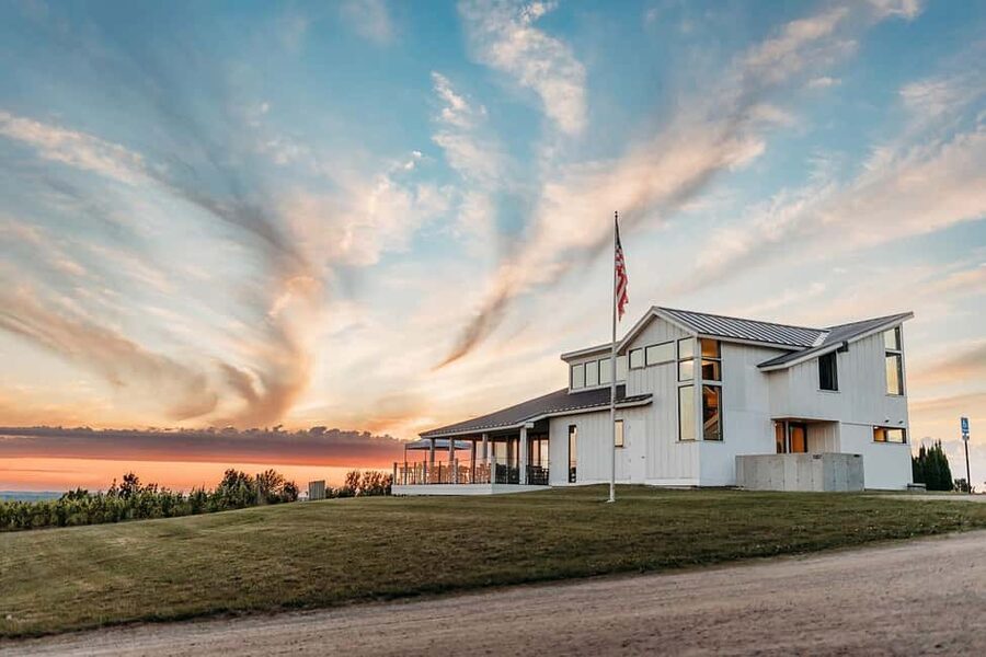 NON-BUS MOVIE STARS Leelanau Peninsula Sunset Wine Tour - Key points at a glance
