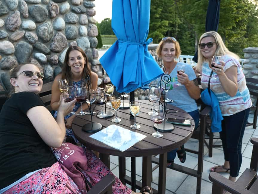 NON-BUS MOVIE STARS Leelanau Peninsula Sunset Wine Tour - Samples included, full tastings extra