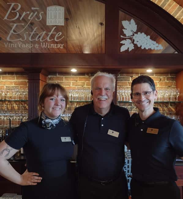NON BUS VIP GMC YUKON Old Mission Traverse City Wine Tour - Bowers Harbor Vineyards: Wine With a Scenic Pause
