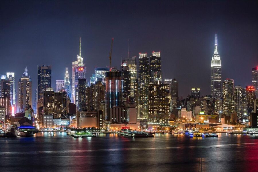 NYC: City Skyline Sightseeing MiniBus Tour at Night - Why the New Jersey side gives you the classic night view