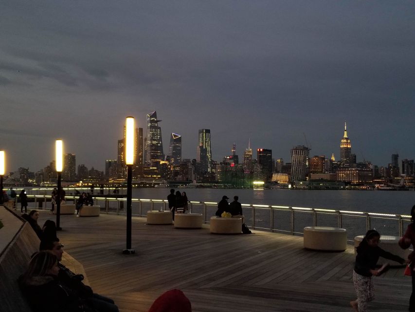NYC: City Skyline Sightseeing MiniBus Tour at Night - What the minibus format feels like