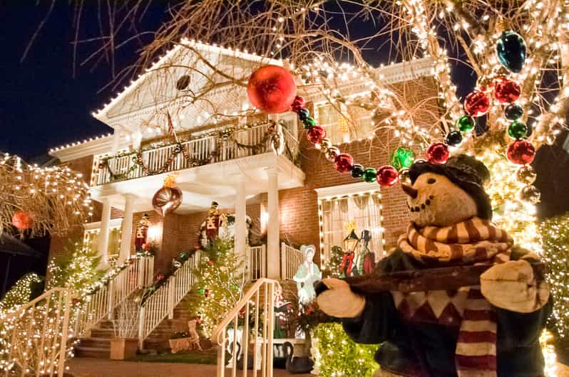 NYC: Dyker Heights and NYC Holiday Lights Luxury Bus Tour - The pace, crowds, and weather