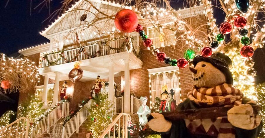 NYC: Dyker Heights and NYC Holiday Lights Luxury Bus Tour - One hour among the lights of Dyker Heights