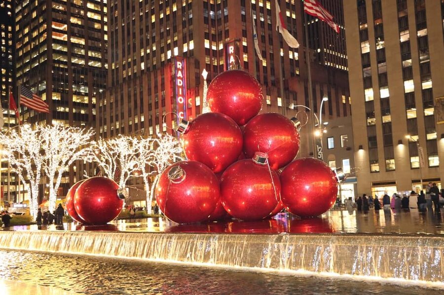 NYC: Dyker Heights and NYC Holiday Lights Luxury Bus Tour - Manhattan Bridge, Chinatown, SoHo, and Washington Square Arch