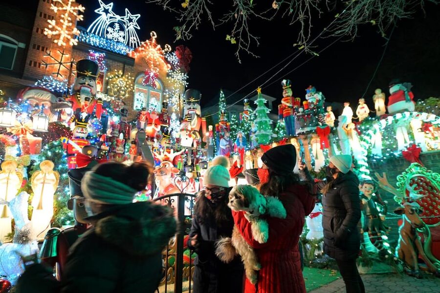 NYC: Dyker Heights and NYC Holiday Lights Luxury Bus Tour - Starting in Midtown, then crossing the city