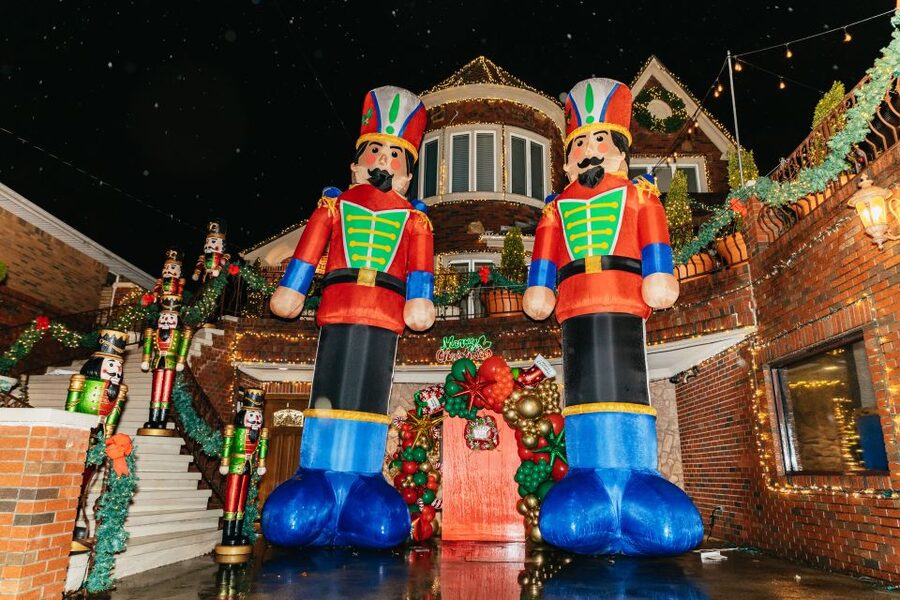 NYC: Dyker Heights Christmas Lights & Skyline View Bus Tour - Why a guided visit helps here
