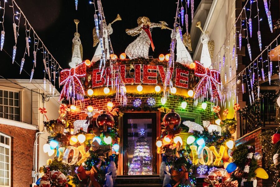 NYC: Dyker Heights Christmas Lights & Skyline View Bus Tour - Battery Park City: a 15-minute sunset pause