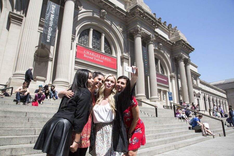 NYC: Gossip Girl Sites Bus Tour - Vera Wang, Blair’s wedding gown, and fashion-world drama