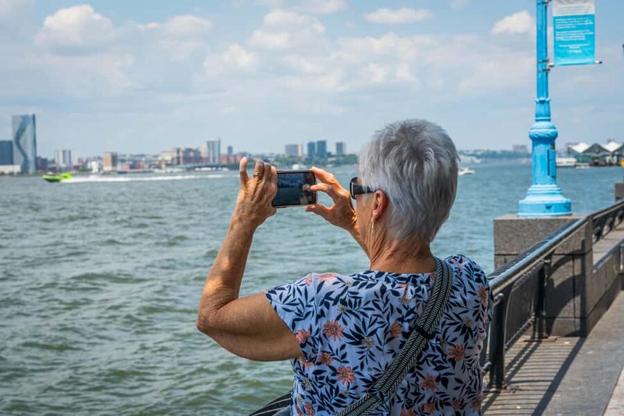 NYC: Half-Day Luxury Bus Tour with One World Access - Guides, pace, and the human side of the experience