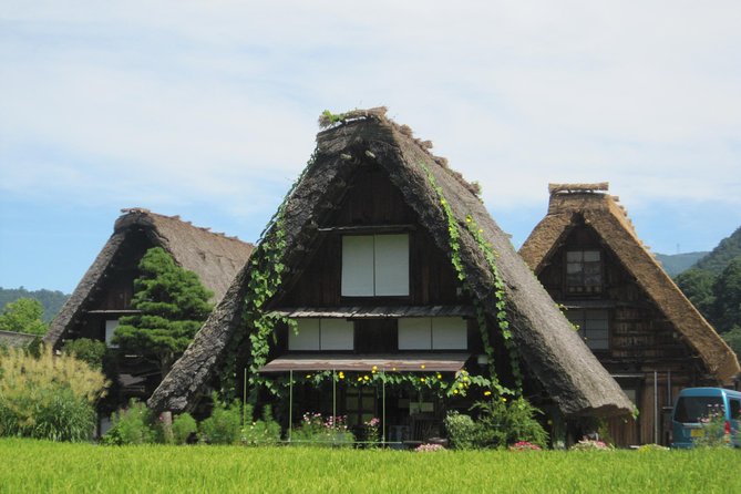 [One-day bus tour departing from Kanazawa Station] Shirakawa-go and Gokayama - Two World Heritage Villages Enjoyable Bus Tour - 7:50 a.m. at Kanazawa Station