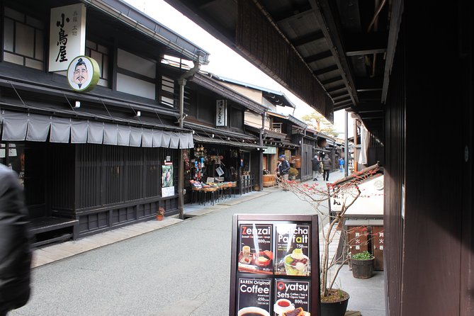 [One-day bus tour departing from Kanazawa Station] Shirakawa-go/Takayama tour platinum route bus tour - A Hida lunch that keeps the schedule moving
