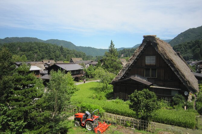 [One-day bus tour departing from Kanazawa Station] Shirakawa-go/Takayama tour platinum route bus tour - Takayama: old streets, local food, and more crowds