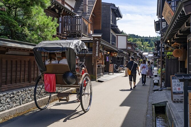 One Way Bus from Kanazawa to Takayama with a stop at Shirakawago - Who should book this bus?