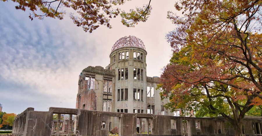 Osaka/Kyoto: Hiroshima Miyajima Bus Tour & Shinkansen Ticket - Hiroshima Castle and the first look at the city