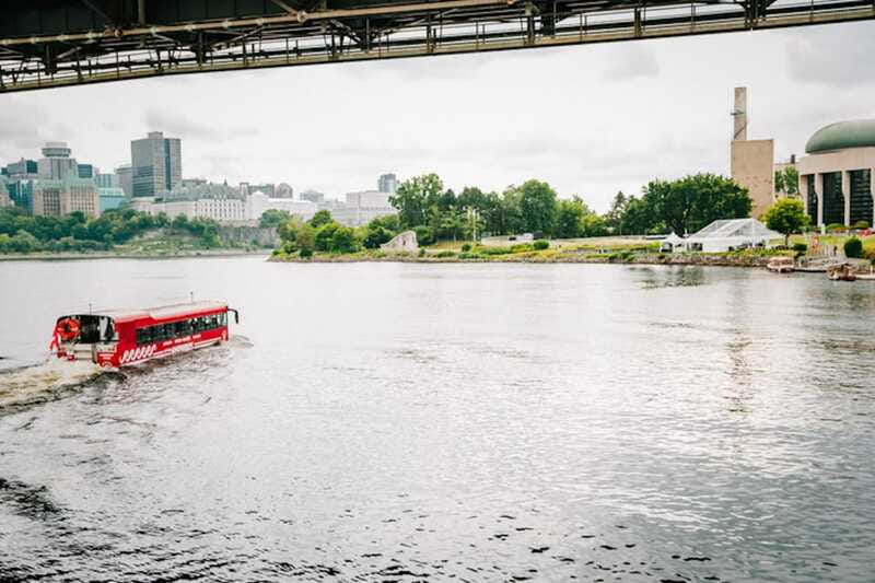 Ottawa: Bilingual Guided City Tour by Amphibious Bus - Guides who make the history easier to remember