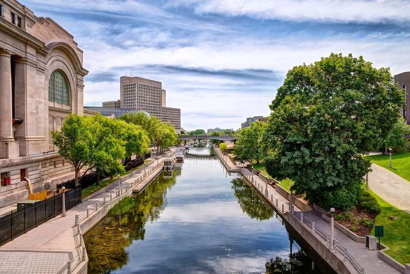 Ottawa: Hop-On Hop-Off Guided City Tour Pass - The guides make the difference
