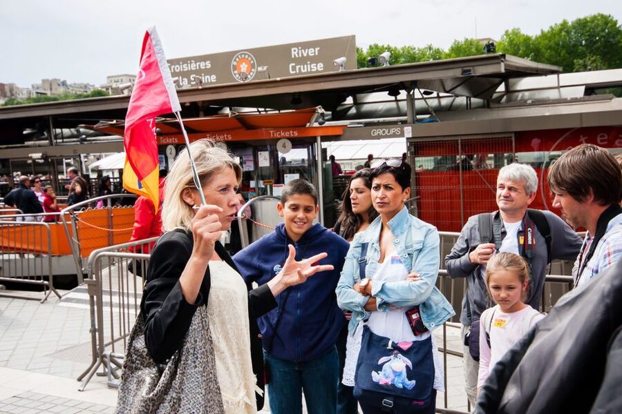 Paris: Audio-Guided Bus Tour & Seine River Cruise - Eiffel Tower expectations and the Montparnasse backup