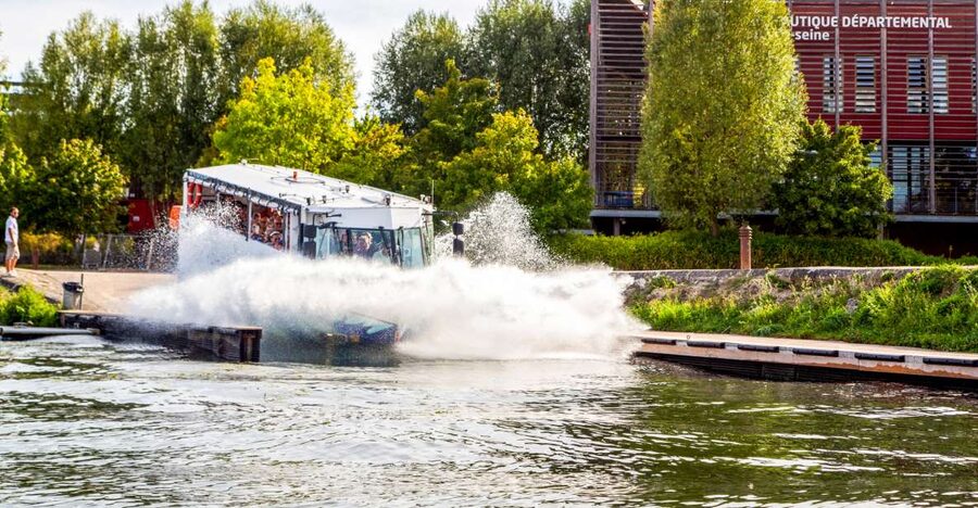Paris: City and River Seine Tour on an Amphibious Bus - The royal route toward Hauts-de-Seine