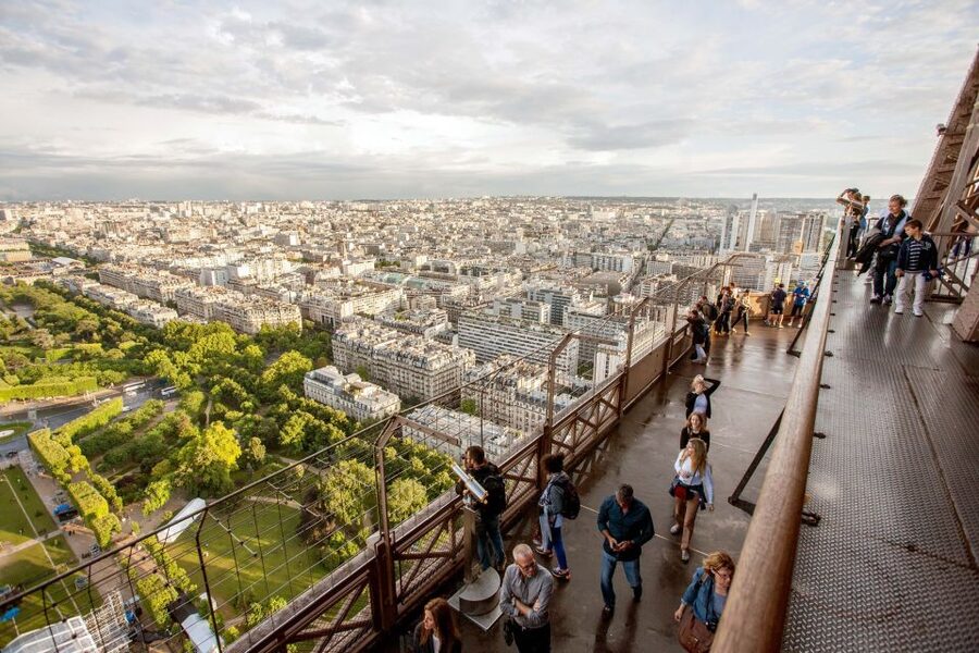 Paris: City Tour by Bus with Eiffel Tower & Optional Summit - Audio commentary in 11 languages