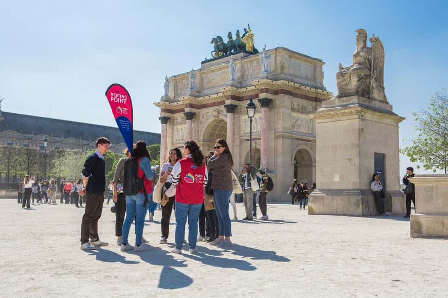 Paris: Louvre Museum Access with Host and Hop-On Hop-Off Bus - Île de la Cité and Notre-Dame