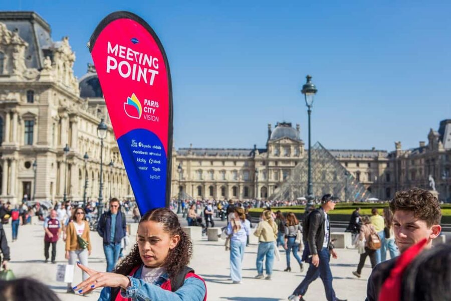 Paris: Louvre Museum Access with Host and Hop-On Hop-Off Bus - The most important transportation warning