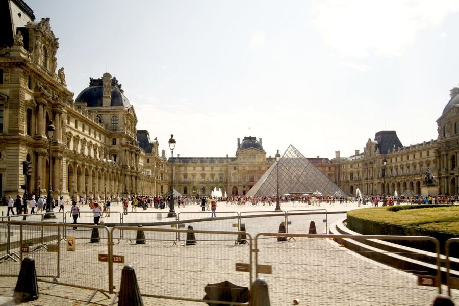Paris: Openair Double Decker Bus Audio-Guided City Tour - Audio commentary and the Histopad option