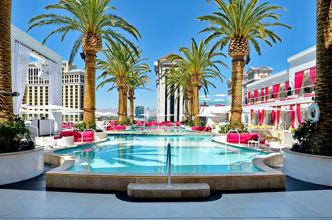 Party Bus Dayclub Crawl - The first dayclub: quick entry, big crowds