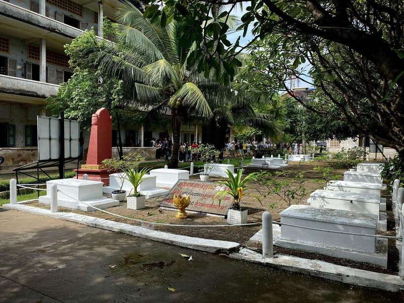 Phnom Penh: Killing Fields and Prison S21 Bus Tour - What this Phnom Penh tour really provides