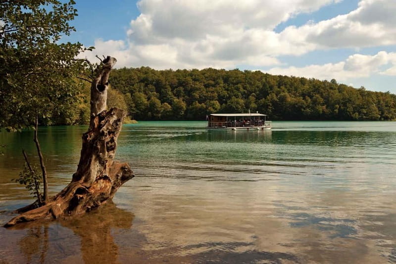 Plitvice Lakes: Guided Walking Tour with Bus and Boat Ride - The 15-minute break and a chance to reset