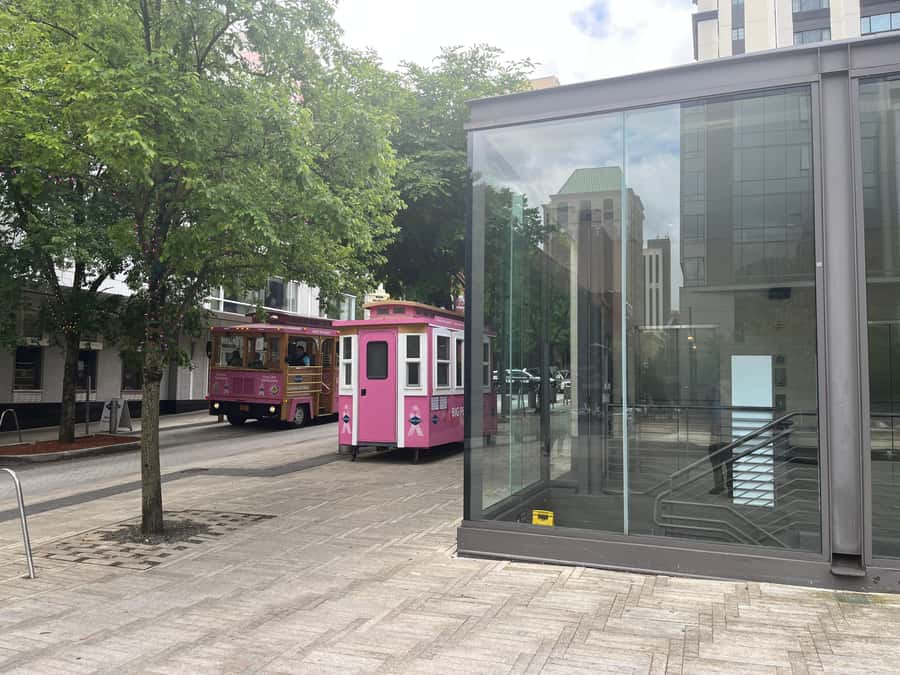 Portland, Oregon: Pink Trolley Hop-On Hop-Off Tour - What the narration adds to the ride