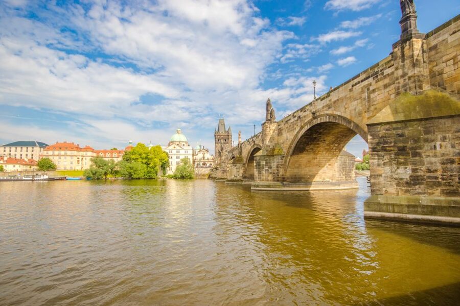 Prague: Guided Bus & Walking Tour with River Cruise & Lunch - What the six-and-a-half-hour format really gives you