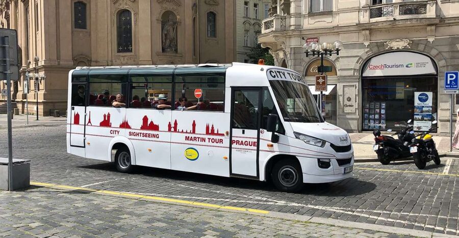 Prague: Historic City Center Bus Tour with Top Sights - A quick look at the Castle District