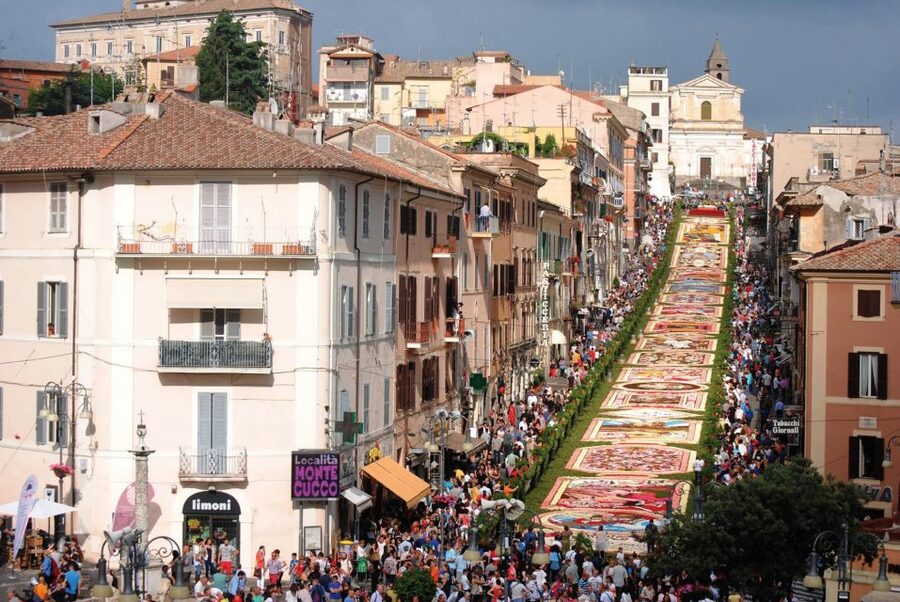 Rome: Castelli Romani Hop-on and Hop-off Tour - Guides, commentary, and the feel of the day