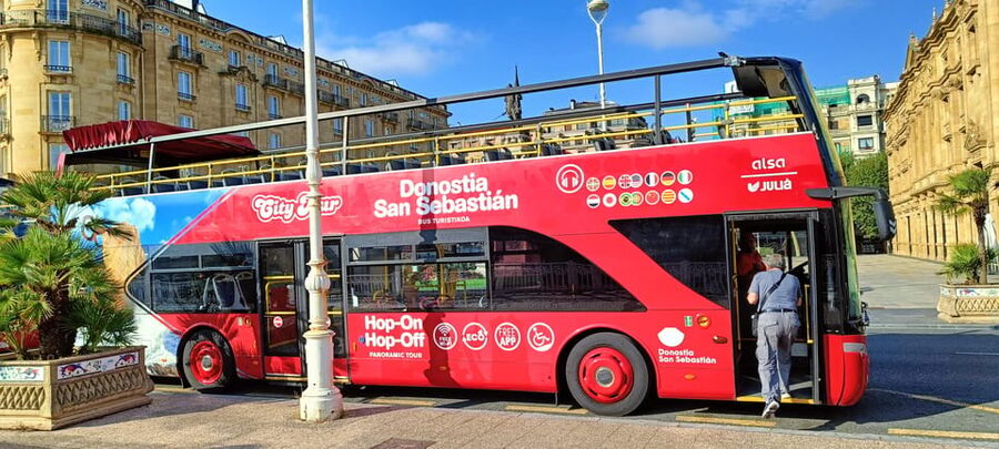 San Sebastian: Hop-On Hop-Off City Tour Bus - Catedral del Buen Pastor and La Perla