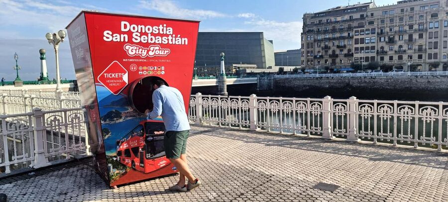 San Sebastian: Hop-On Hop-Off City Tour Bus - Ondarreta, Igeldo, and Peine del Viento