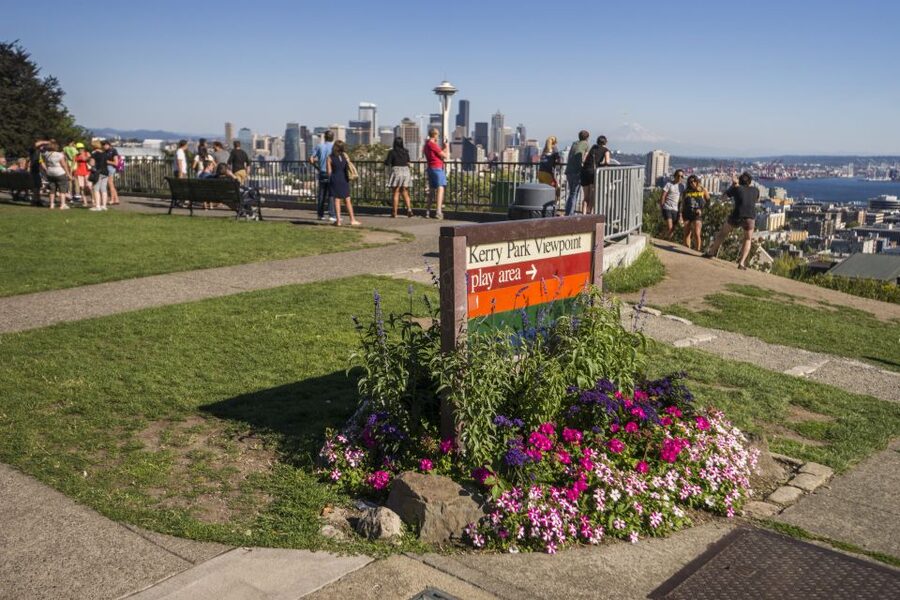 Seattle: Sightseeing Bus Tour with the Ballard Locks - Gas Works Park beside Lake Union