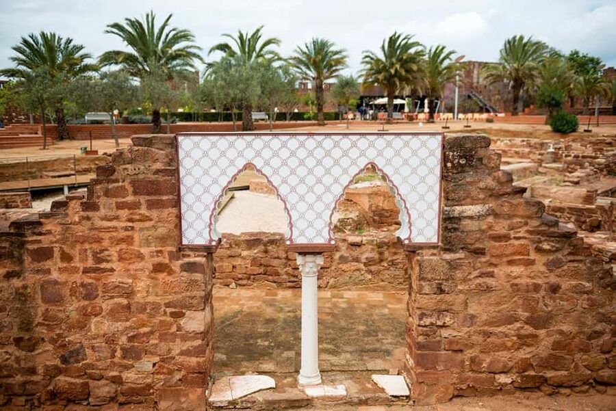 Silves and Monchique Mountain: Guided Bus Tour - How the guide and language setup affect the day