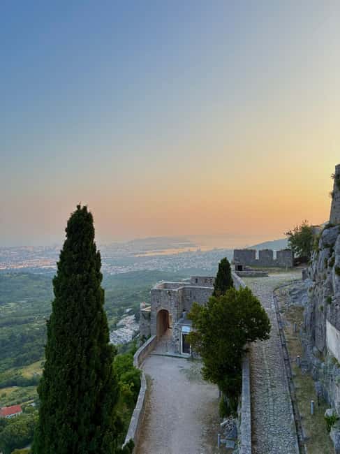 Split: Sunset at Klis Fortress with Sightseeing Bus - Why Klis works so well at sunset