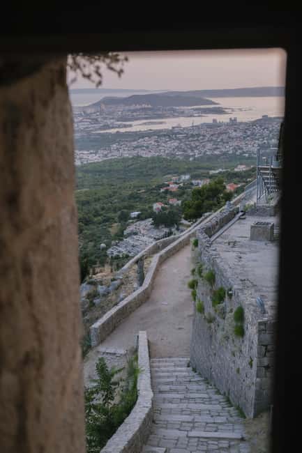 Split: Sunset at Klis Fortress with Sightseeing Bus - Arriving at Klis Fortress