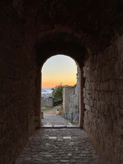 Split: Sunset at Klis Fortress with Sightseeing Bus - What the $17 price really covers